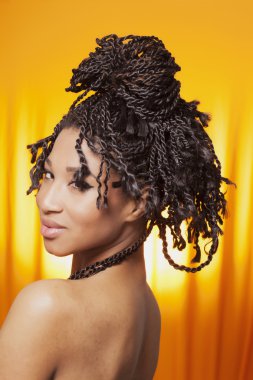 Turuncu zemin üzerinde gülümseyen modeli