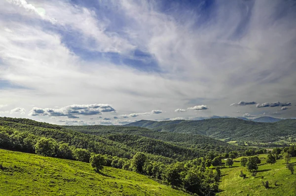 Italienska landskap med kullar och moln — Stockfoto