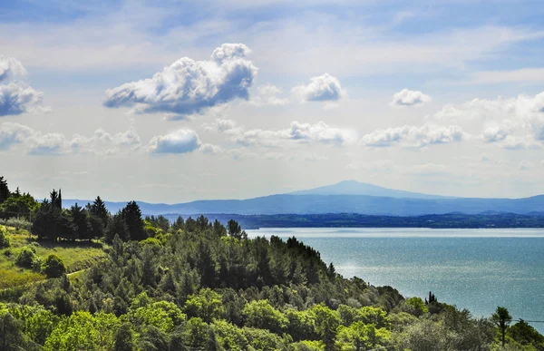 Peisaj italian cu lac și nori — Fotografie, imagine de stoc