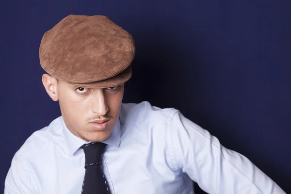 Hombre usando un gorro y mirando — Foto de Stock