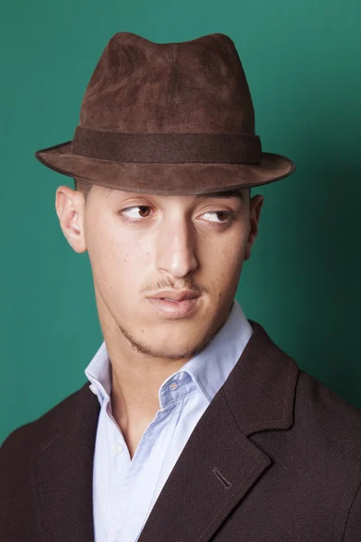 Άνδρας φορώντας ένα καπέλο και να ψάχνει στην άκρη — Φωτογραφία Αρχείου