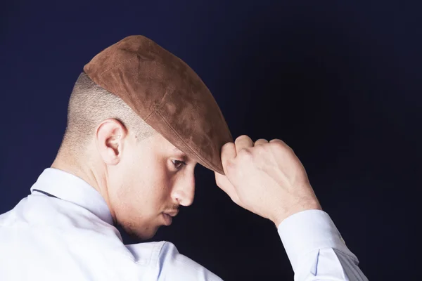 Człowiek sobie profil czapka brązowy — Zdjęcie stockowe