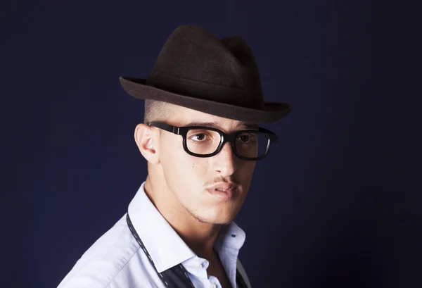 Homme portant chapeau et lunettes — Photo