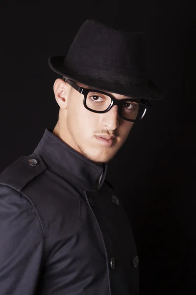 Homme portant chapeau, lunettes et manteau noir — Photo