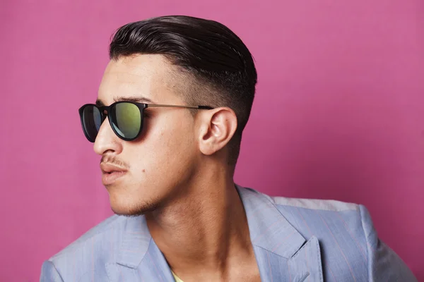 Man wearing sunglasses profile — Stock Photo, Image