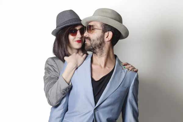 Gangster casal olhando um para o outro e sorrindo — Fotografia de Stock