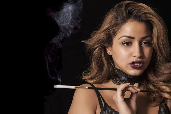 Сексуальна жінка тримає тримач сигарет — стокове фото