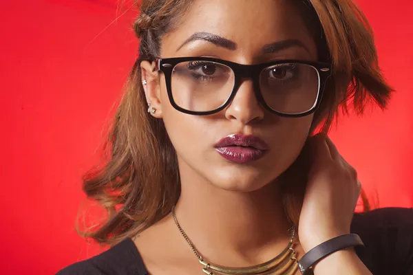 Sexy vrouw dragen van een bril en op zoek close-up — Stockfoto