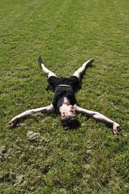 çimenlerin üzerinde rahatlatıcı travesti