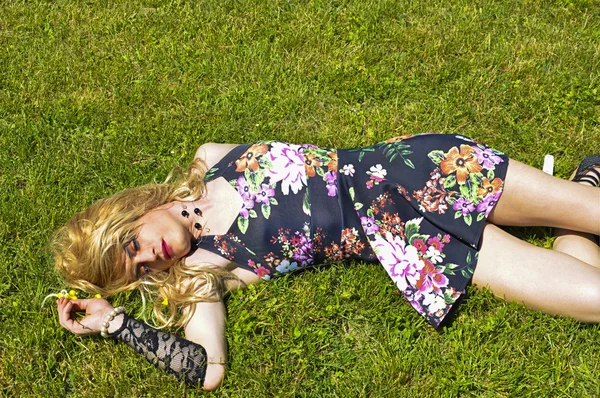 Drag queen lying on grass — Stock Photo, Image