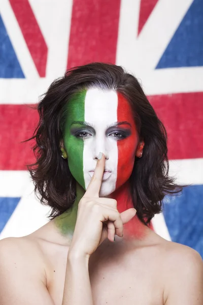 Tifoso italiano per FIFA 2014 facendo gesto di silenzio durante It — Foto Stock