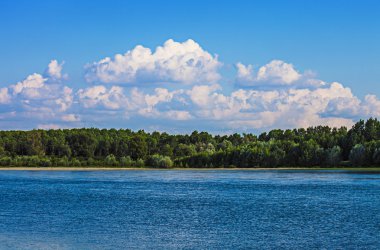 İtalyan waterscape ağaçları ve bulutlar