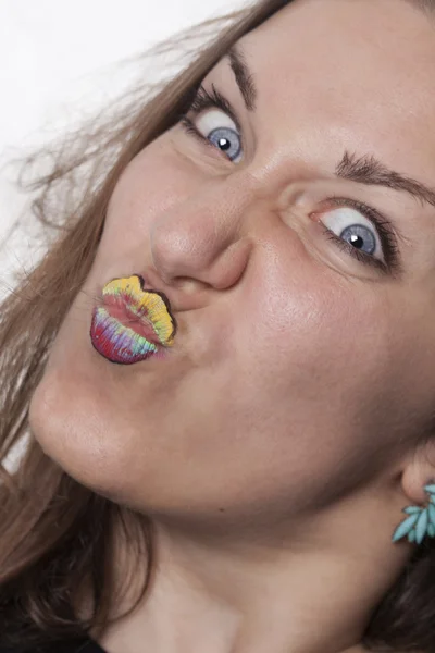 Kvinna med målade läppar grimaserande — Stockfoto