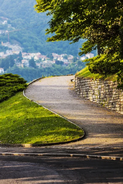 Road going upward in a beautiful scenery — Stock Photo, Image