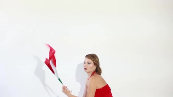 Итальянский болельщик танцует с флагами — стоковое видео