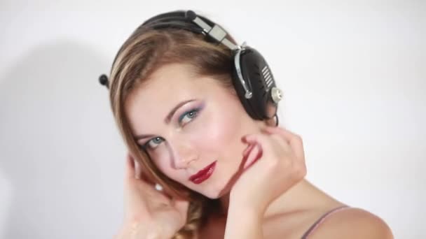 Sensuele vrouw luisteren naar muziek en dansen — Stockvideo