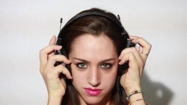 kulaklıklar koyarak ve müzik kız