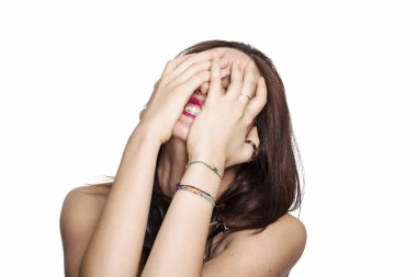 Kız elleri saklanıyor