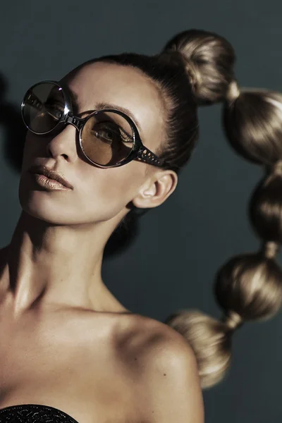 Tjej med vackra frisyr bär solglasögon — Stockfoto