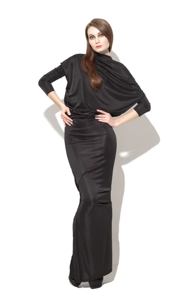 Modellen bär en svart klänning och poserar — Stockfoto