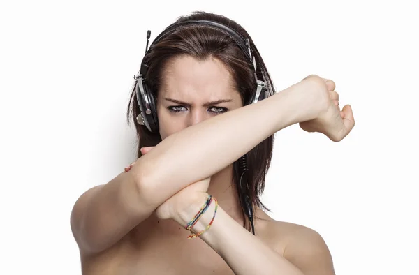 Menina irritada ouvindo música — Fotografia de Stock
