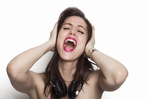 Flicka som täcker öronen och sjunger — Stockfoto