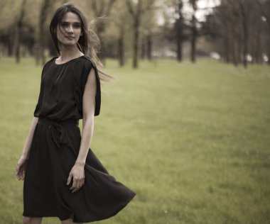 güzel kız ormanda yürüyüş