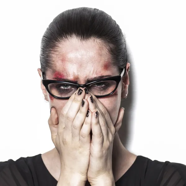 Verprügeltes Mädchen weint und deckt Mund mit Händen zu — Stockfoto
