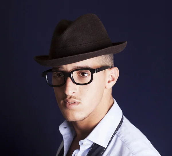 Homme portant chapeau et lunettes — Photo