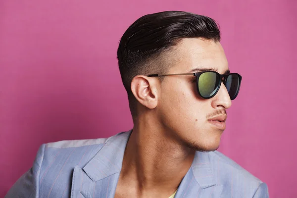 Perfil de hombre con gafas de sol — Foto de Stock