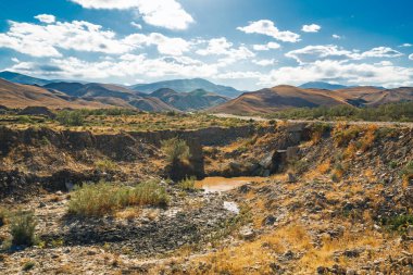 Kirli atık suyun bir hendeğe boşaltılması