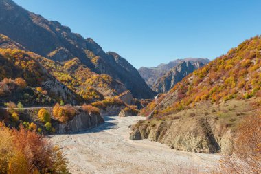 Sonbahar mevsiminin dağ geçidi