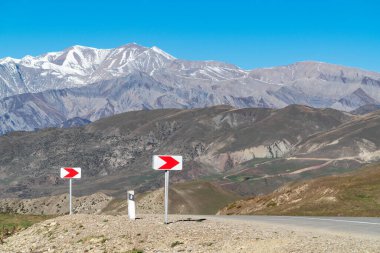 Asfalt bir dağ yolunda dönüyor.