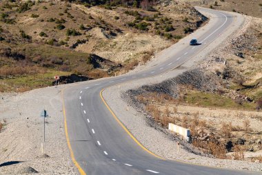 Asfalt bir dağ yolunda dönüyor.
