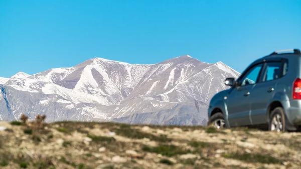 Mit Dem Auto Den Verschneiten Berggipfeln — Stockfoto