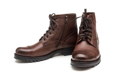 Beyaz arka planda hakiki deriden yapılmış erkek botları.