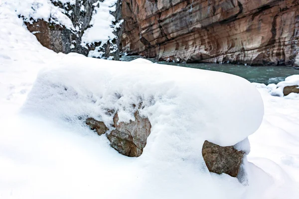 Obrovský Kámen Pokrytý Sněhem — Stock fotografie