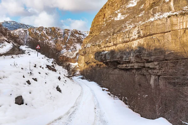 Route Enneigée Étroite Dans Une Gorge Montagne — Photo