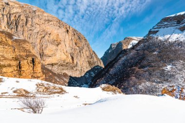 Dağlık bölgede derin kar