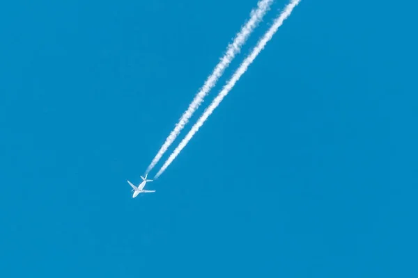 Avião Passageiros Voando Céu Azul — Fotografia de Stock