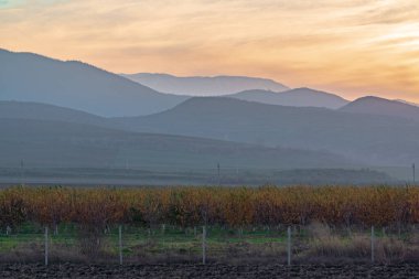 Gün batımında dağların siluetleri