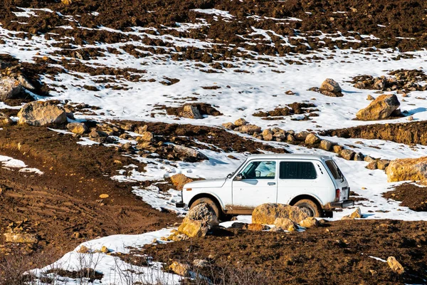 Rus Lada Niva Suv Kışın Dağlık Arazide — Stok fotoğraf