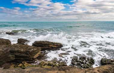 Kıyı kayalıklarına karşı dalgalar kırılıyor