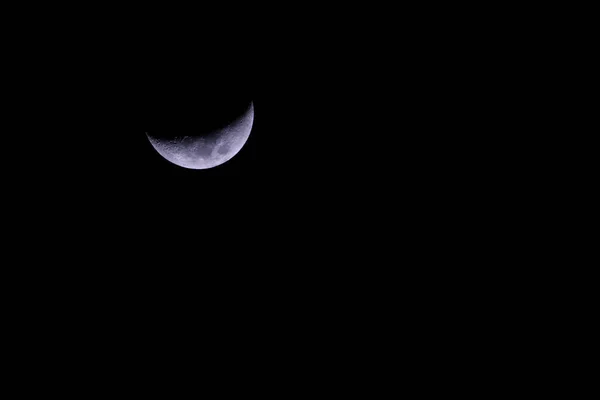 Croissant Lune Dans Ciel Nocturne Sombre Photo Haute Résolution — Photo