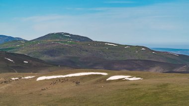 Dağların yamaçlarında eriyen karlar