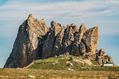 Azerbaycan Cumhuriyeti 'nde yer alan Beşamel Dağı' nın kayalık zirvesi.