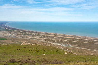 Dağın tepesinden Hazar Denizi manzarası