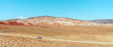 Çölde toprak bir yolda arazi aracı.