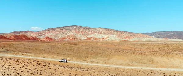 Çölde toprak bir yolda arazi aracı.