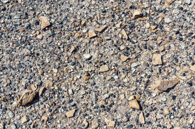 Yere saçılmış küçük taşlar.